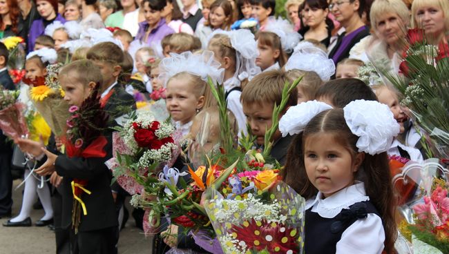 Первоклассники на торжественной линейке 1 сентября в Томске Первоклассники на торжественной линейке 1 сентября в Томске