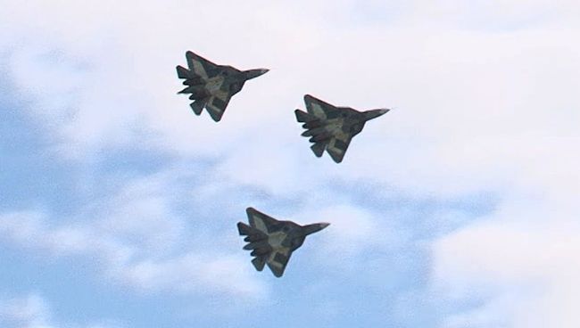 Истребители Т-50 пролетели тройкой и показали полупетлю на МАКСе Истребители Т-50 пролетели тройкой и показали полупетлю на МАКСе