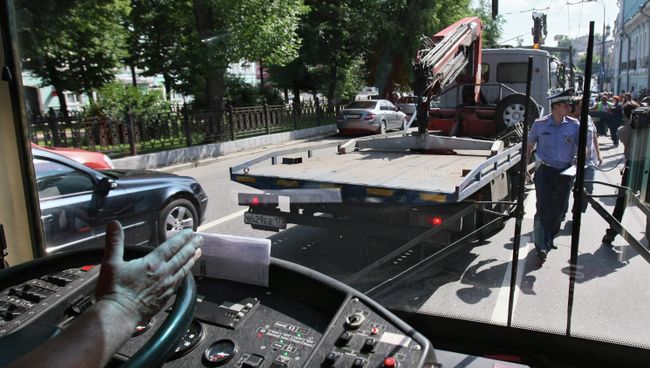 Эвакуация неправильно припаркованных автомобилей. Архивное фото