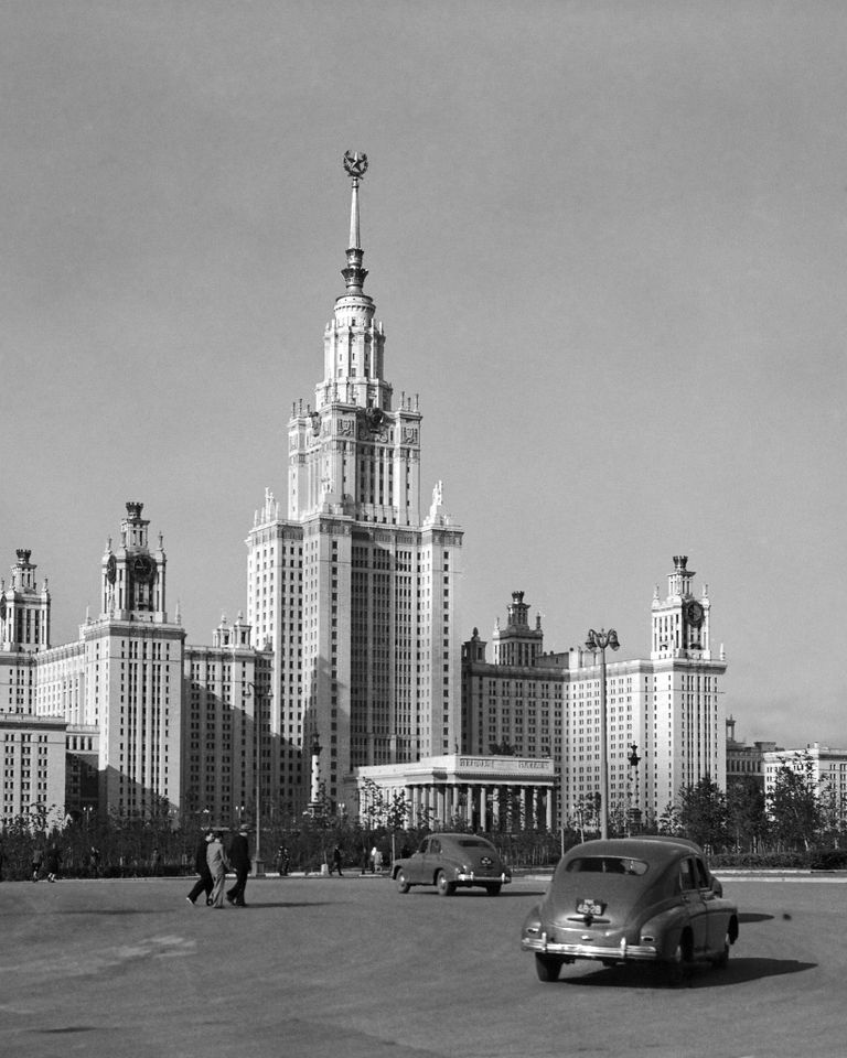 Здание МГУ на Ленинских горах в Москве. Здание МГУ на Ленинских горах в Москве.
