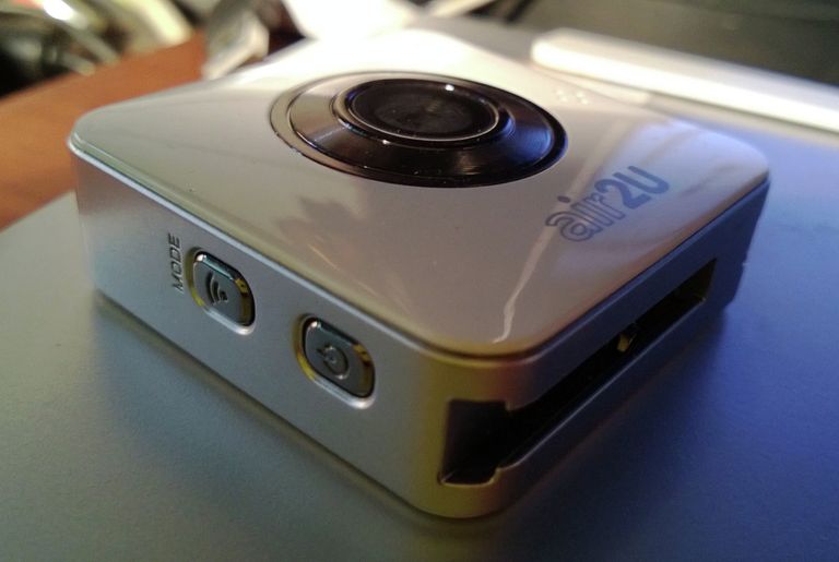 Aiptek Air2u Mobile Eyes HD. Управляющие кнопки и щель под крепления Aiptek Air2u Mobile Eyes HD. Управляющие кнопки и щель под крепления