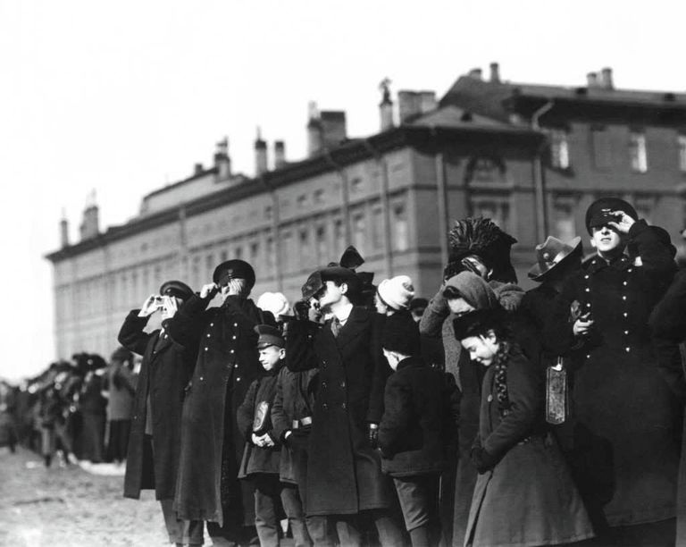 Жители Петербурга наблюдают солнечное затмение 4 апреля 1912