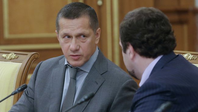 Заместитель председателя правительства РФ - полномочный представитель президента РФ в Дальневосточном федеральном округе Юрий Трутнев (слева)