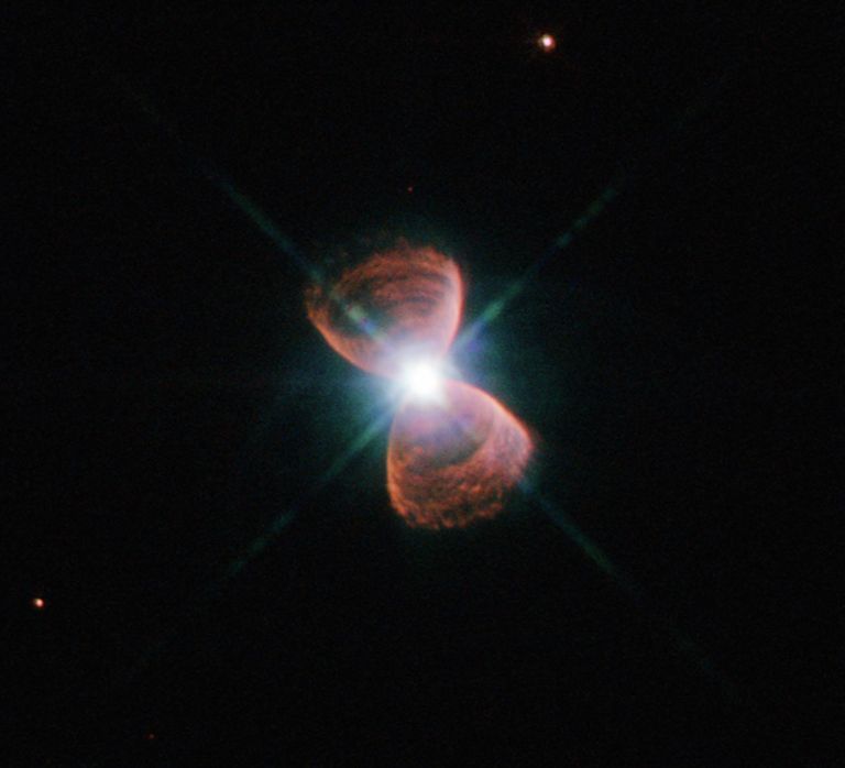 Биполярная планетарная туманность Hubble 12 на снимке телескопа Хаббл Биполярная планетарная туманность Hubble 12 на снимке телескопа Хаббл