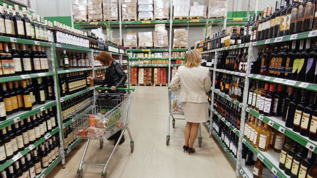 Продажа алкогольной продукции. Архивное фото Продажа алкогольной продукции. Архивное фото