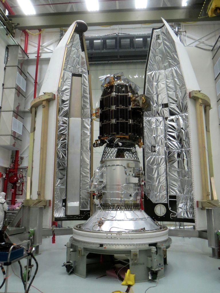 Лунный зонд НАСА LADEE в процессе установки под обтекатель ракеты Лунный зонд НАСА LADEE в процессе установки под обтекатель ракеты