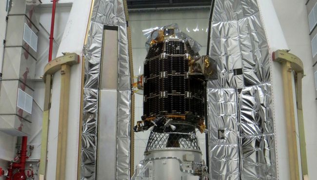 Лунный зонд НАСА LADEE в процессе установки под обтекатель ракеты Лунный зонд НАСА LADEE в процессе установки под обтекатель ракеты