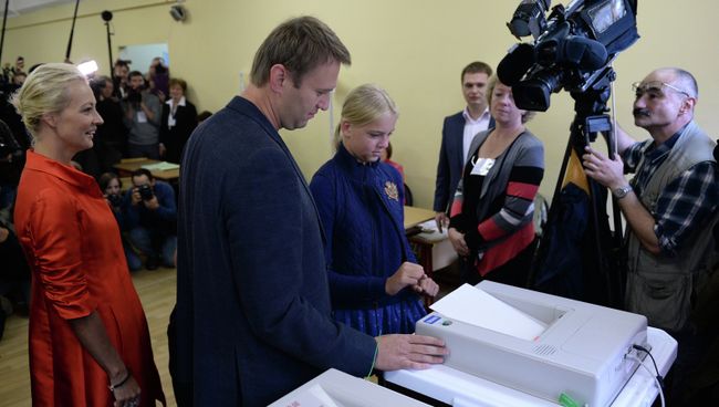 Кандидат в мэры Москвы Алексей Навальный с супругой Юлией и дочерью Дарьей на избирательном участке. Кандидат в мэры Москвы Алексей Навальный с супругой Юлией и дочерью Дарьей на избирательном участке.