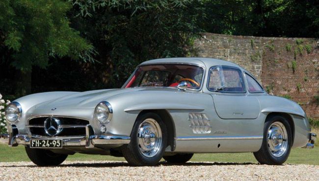 Автомобиль Mercedes 300SL Gullwing 1956 года Автомобиль Mercedes 300SL Gullwing 1956 года
