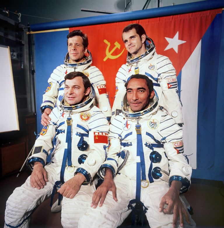 Международный экипаж космического корабля Союз-38 и его дублеры Международный экипаж космического корабля Союз-38 и его дублеры