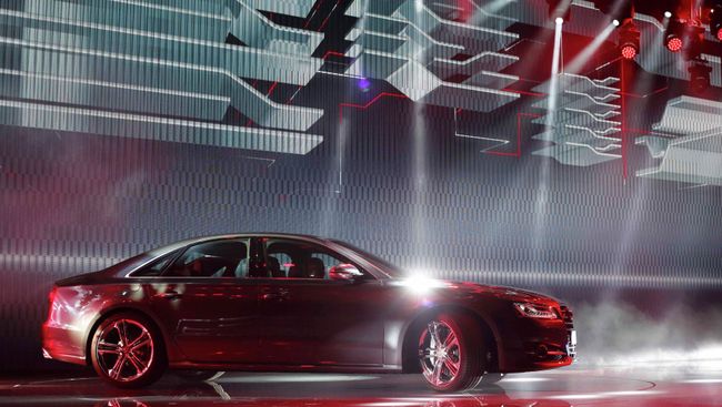 Автомобиль Audi A8, архивное фото Автомобиль Audi A8, архивное фото