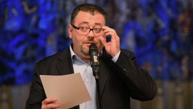 Генеральный директор театра Ара Карапетян во время традиционного сбора труппы. Архивное фото Генеральный директор театра Ара Карапетян во время традиционного сбора труппы. Архивное фото
