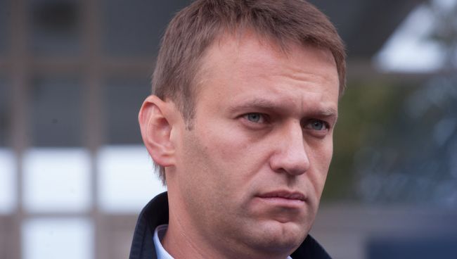 Оппозиционер Алексей Навальный у здания Мосгорсуда в Москве. Архивное фото