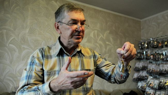 Рыбак из Красноярска Александр Прокофьев демонстрирует блесну Рыбак из Красноярска Александр Прокофьев демонстрирует блесну