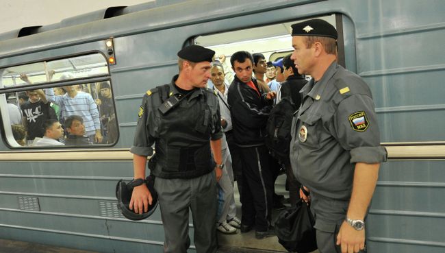 Сотрудники полиции в московском метрополитене, архивное фото Сотрудники полиции в московском метрополитене, архивное фото