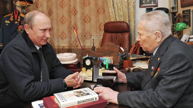 Президент России Владимир Путин и конструктор-оружейник Михаил Калашников во время встречи в Ижевске Президент России Владимир Путин и конструктор-оружейник Михаил Калашников во время встречи в Ижевске