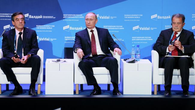 Президент России Владимир Путин на заседании дискуссионного клуба Валдай, фото с места события Президент России Владимир Путин на заседании дискуссионного клуба Валдай, фото с места события