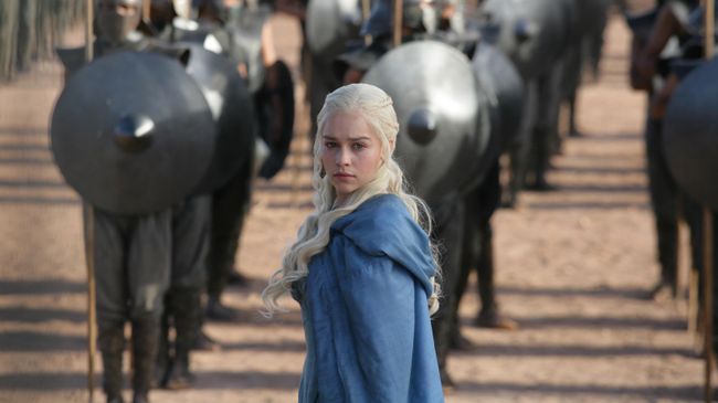 Эмилия Кларк в роли Дэйнерис Таргариен в сериале Игра престолов Эмилия Кларк в роли Дэйнерис Таргариен в сериале Игра престолов