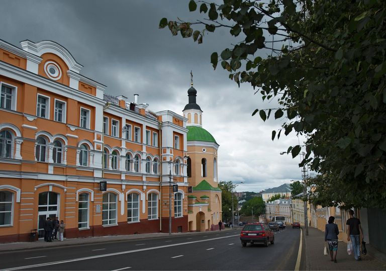 Лицо Смоленска морщинисто