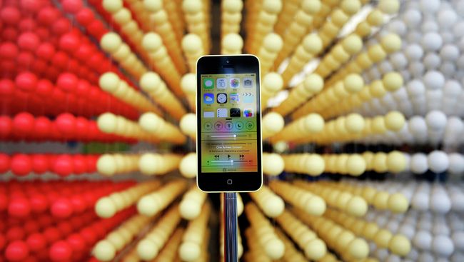 Смартфон iPhone 5c, архивное фото