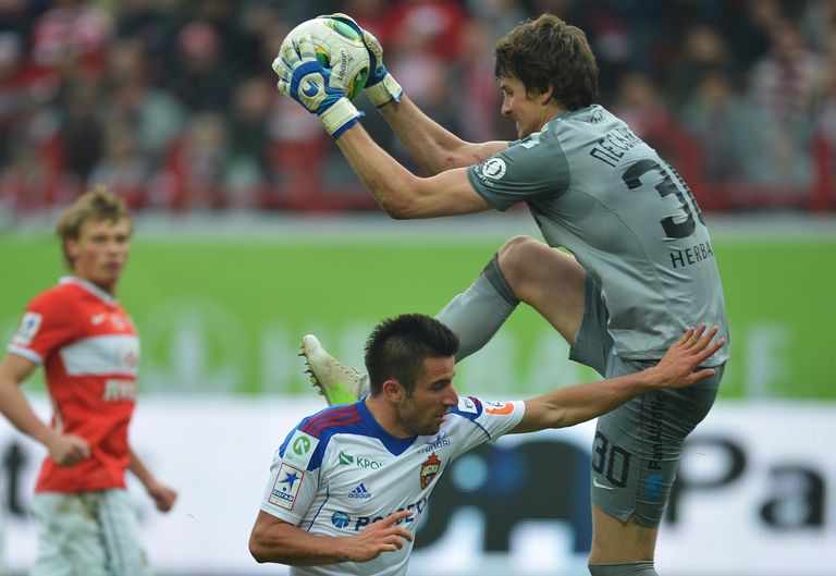 Игрок ПФК ЦСКА Зоран Тошич (слева) и вратарь ФК Спартак Сергей Песьяков в матче 9-го тура ЧР Игрок ПФК ЦСКА Зоран Тошич (слева) и вратарь ФК Спартак Сергей Песьяков в матче 9-го тура ЧР