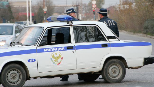 Сотрудники Дорожно-патрульной службы на месте происшествия в Дагестане. Архивное фото Сотрудники Дорожно-патрульной службы на месте происшествия в Дагестане. Архивное фото