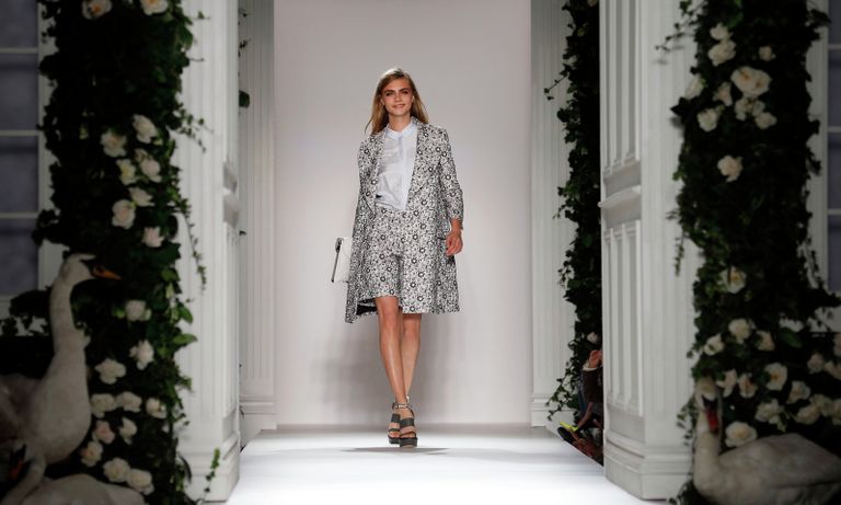 Модель Кара Делевинь на показе весенне-летней коллекции Mulberry на Неделе моды в Лондоне Модель Кара Делевинь на показе весенне-летней коллекции Mulberry на Неделе моды в Лондоне