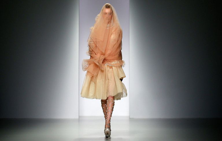 Показ весенне-летней коллекции Simone Rocha на Неделе моды в Лондоне Показ весенне-летней коллекции Simone Rocha на Неделе моды в Лондоне