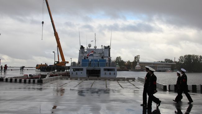 ВМС Нидерландов доставили в Санкт-Петербург Домик Петра Первого. Фото с места события