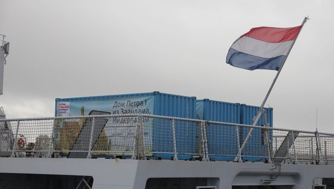 ВМС Нидерландов доставили в Санкт-Петербург Домик Петра Первого. Фото с места события