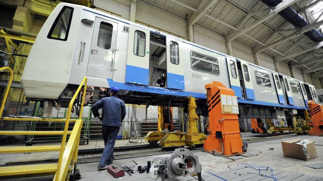Сборка новых вагонов метро