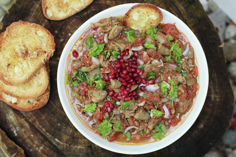 Чахохбили из куриных потрохов с чесночными гренками Чахохбили из куриных потрохов с чесночными гренками