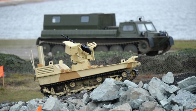 Боевой робот, вооруженный пулеметом Корд. Архивное фото Боевой робот, вооруженный пулеметом Корд. Архивное фото