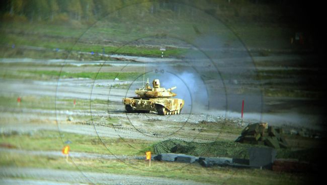 Танк Т-90С, экспортный вариант танка Т-90, во время демонстрационного показа военной техники в рамках IX Международной выставки вооружения, военной техники и боеприпасов в Нижнем Тагиле.