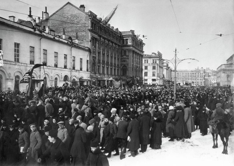 Демонстрация в Театральном проезде в Москве. 12 марта 1917 года. Музей революции Демонстрация в Театральном проезде в Москве. 12 марта 1917 года. Музей революции