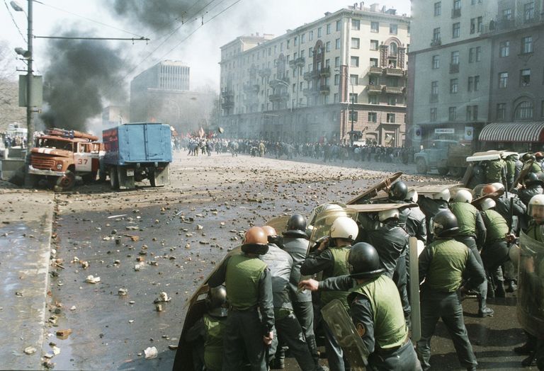 Сторонники оппозиции на первомайской демонстрации забрасывают камнями ОМОНовцев