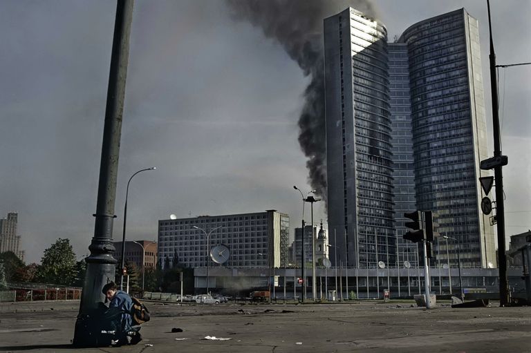 Москва в дни конституционного кризиса 1993 года. Справа - здание СЭВ.