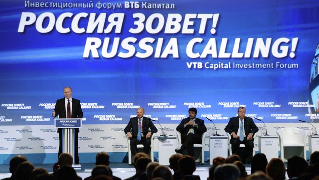 Президент РФ Владимир Путин (слева) на форуме ВТБ Капитал Россия зовет! в Москве