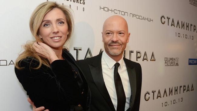 Режиссер Федор Бондарчук с супругой Светланой перед премьерой своего фильма Сталинград, фото с места событий Режиссер Федор Бондарчук с супругой Светланой перед премьерой своего фильма Сталинград, фото с места событий