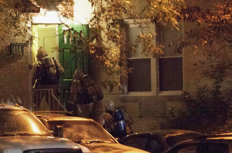 Полицейские у дома Мириам Кэри в городе Стэмфорд (штат Коннектикут) Полицейские у дома Мириам Кэри в городе Стэмфорд (штат Коннектикут)