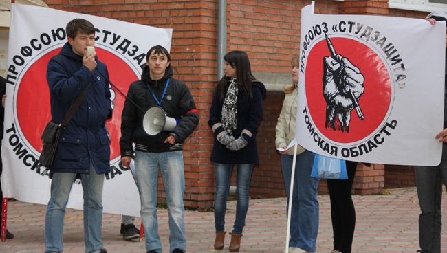 Томские студенты требуют отменить комендантский час в общежитиях, фото с места события Томские студенты требуют отменить комендантский час в общежитиях, фото с места события