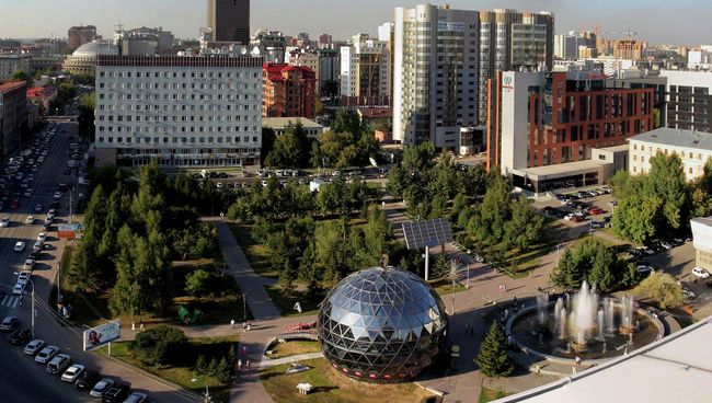 Здание кафе в Новосибирске в форме шара, архивное фото