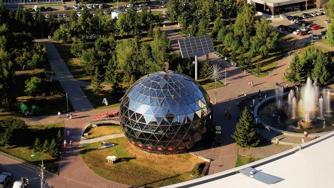 Здание кафе в Новосибирске в форме шара. Архивное фото
