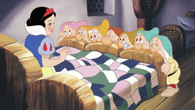 Кадр из мультипликационного фильма Белоснежка и семь гномов( The Walt Disney Company) Кадр из мультипликационного фильма Белоснежка и семь гномов( The Walt Disney Company)