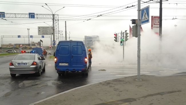 Разлив горячей воды в Выборгском районе 8 октября 2013 года. Фото с места события