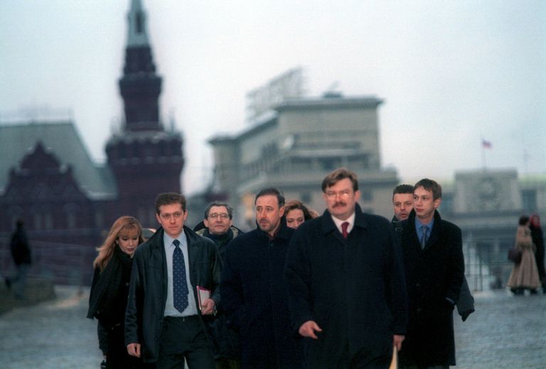 Ирина Зайцева, Григорий Кричевский, Михаил Осокин, Николай Николаев, Светлана Сорокина, Евгений Киселев, Леонид Парфенов и Алим Юсупов на Васильевском спуске, 2001 год Ирина Зайцева, Григорий Кричевский, Михаил Осокин, Николай Николаев, Светлана Сорокина, Евгений Киселев, Леонид Парфенов и Алим Юсупов на Васильевском спуске, 2001 год