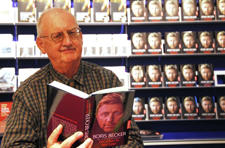 Посетитель Франкфуртской книжной ярмарки читает биографию Бориса Беккера 