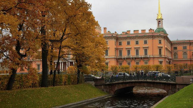 Золотая осень в Санкт-Петербурге. Архивное фото Золотая осень в Санкт-Петербурге. Архивное фото