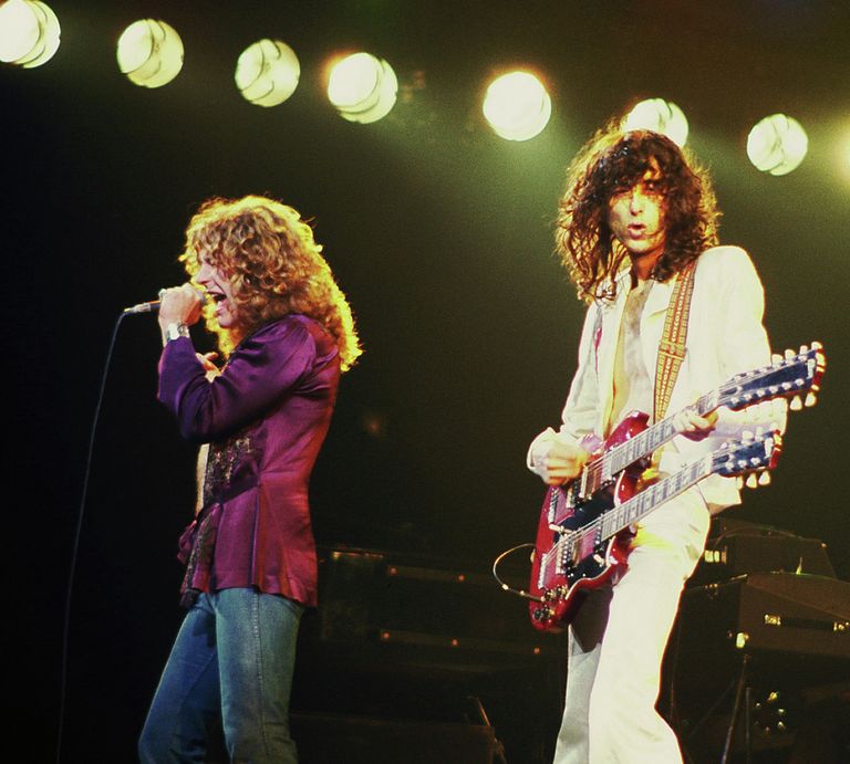 Джимми Пейдж и Роберт Плант, участники группы Led Zeppelin. 1977 Джимми Пейдж и Роберт Плант, участники группы Led Zeppelin. 1977