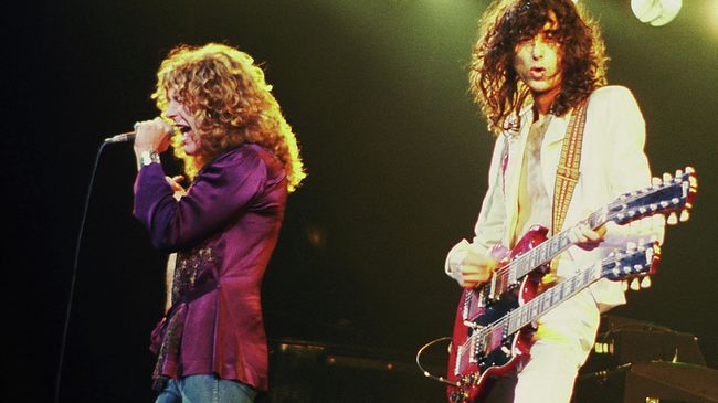 Джимми Пейдж и Роберт Плант, участники группы Led Zeppelin. 1977 Джимми Пейдж и Роберт Плант, участники группы Led Zeppelin. 1977